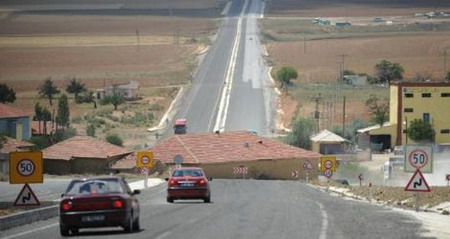 Yolun ortasındaki ev