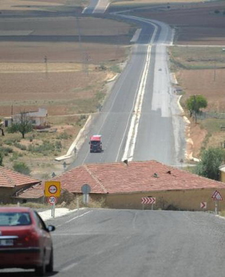 Yolun ortasındaki ev