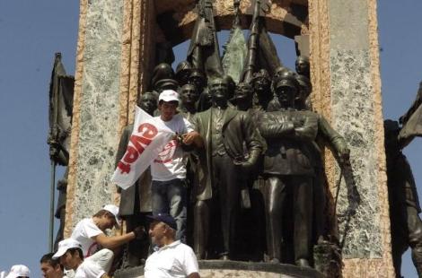 Atatürk heykeline evet flaması-resimleri
