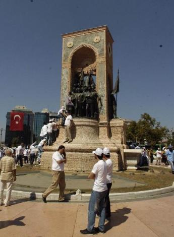 Atatürk heykeline evet flaması-resimleri