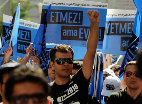 Atatürk heykeline evet flaması-resimleri