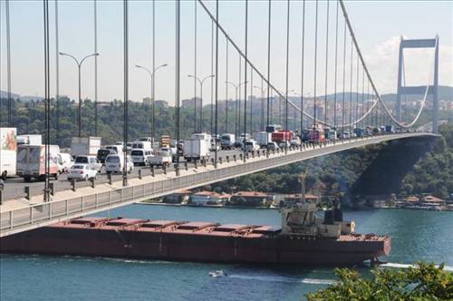 Boğaz'dan bir dev geçti