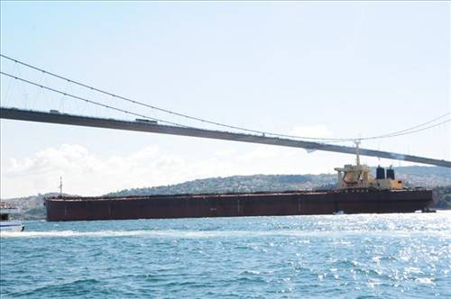 Boğaz'dan bir dev geçti