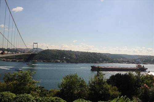 Boğaz'dan bir dev geçti