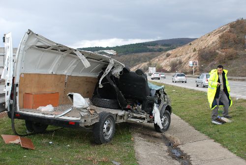 Kamyonet kağıt gibi kesildi-resimleri
