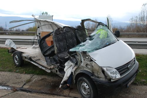 Kamyonet kağıt gibi kesildi-resimleri