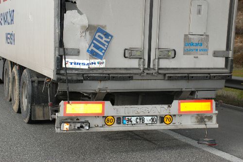 Kamyonet kağıt gibi kesildi-resimleri