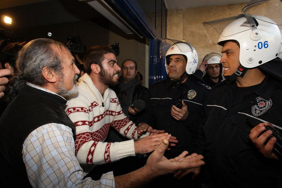 Eylemlerdeki bu adam kim?-resimleri