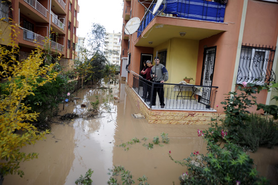 İzmirde sel-resimleri
