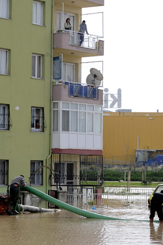 İzmirde sel-resimleri