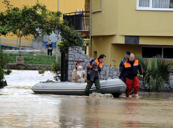 İzmirde sel-resimleri