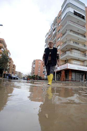 İzmirde sel-resimleri