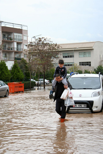 İzmirde sel-resimleri
