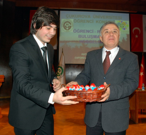 Bu sefer rektör öğrencilere yumurta attı