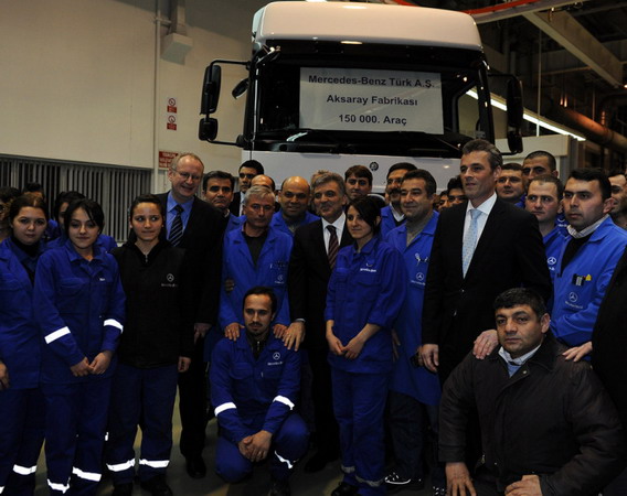 Gül, kamyonun şöför koltuğunda!