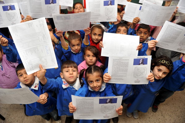1 milyon 259  bin öğrenci ilk kez karne aldı