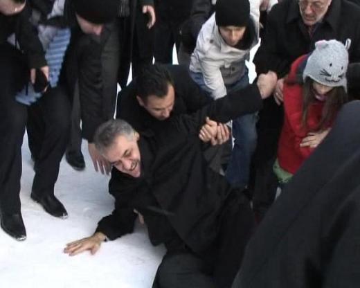 Bakan karda yürürken sırtüstü düştü