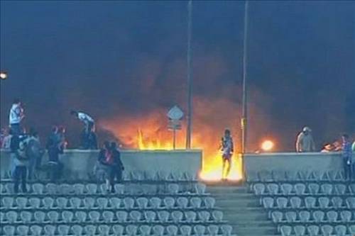 Futbol maçı savaşa döndü: 74 ölü