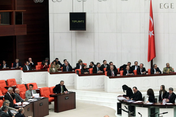 CHP, TBMM Kürsüsü'nü işgal etti