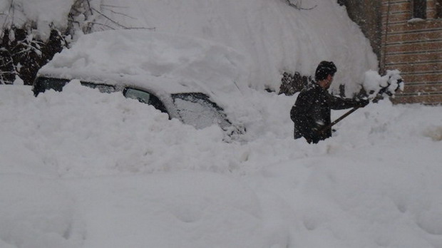 Bitlis'te evler kar altında kayboldu